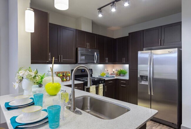 Building Photo - Supercalifr- 1 BR Apartment