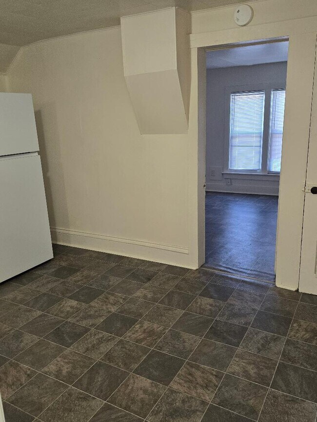 Cocina con vista al dormitorio/sala de estar - 1335 N Church St