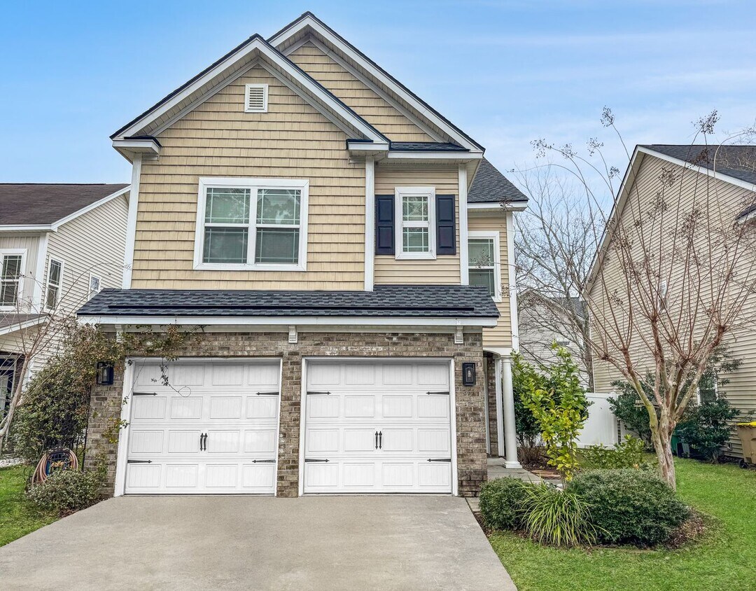 Primary Photo - Located in the heart of Richmond Hill this...