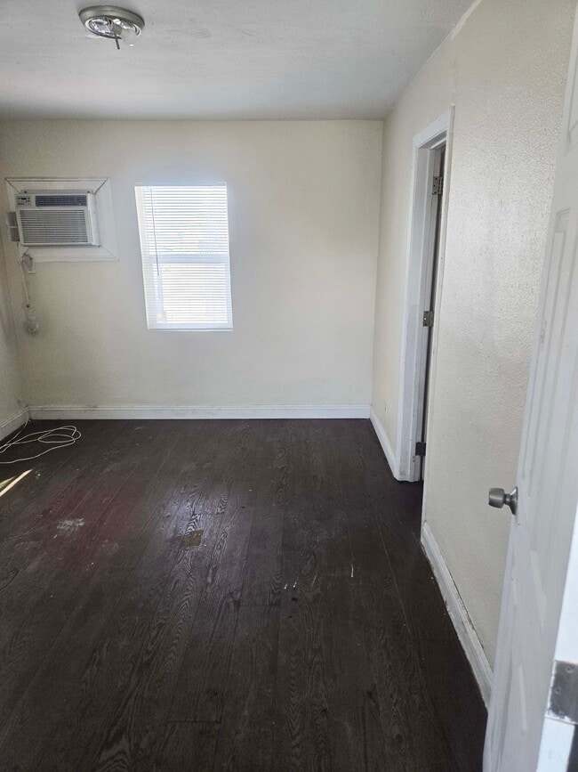 Building Photo - 413 W Van Buren Ave
