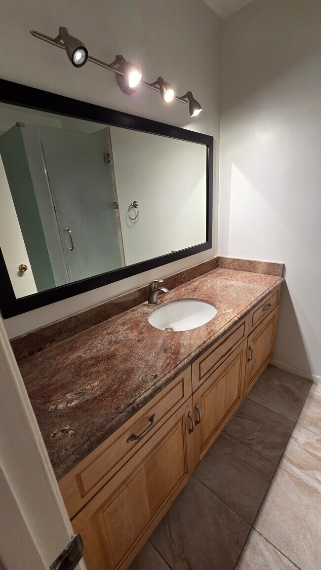 Baño principal - 12830 Burbank Blvd