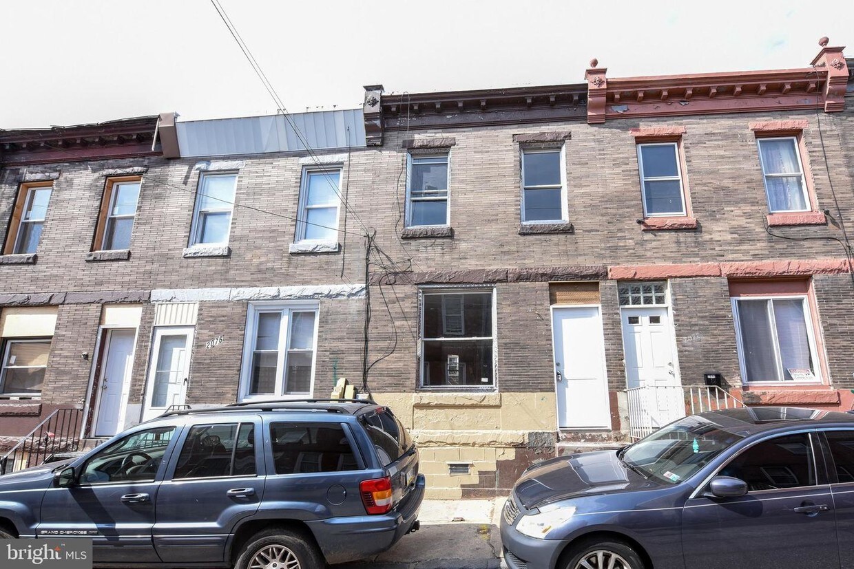 Primary Photo - 2074 E Lippincott St