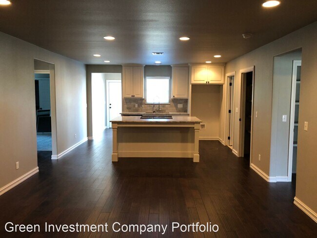 Building Photo - 3 br, 2 bath House - 327 E. Will Rogers Blvd.