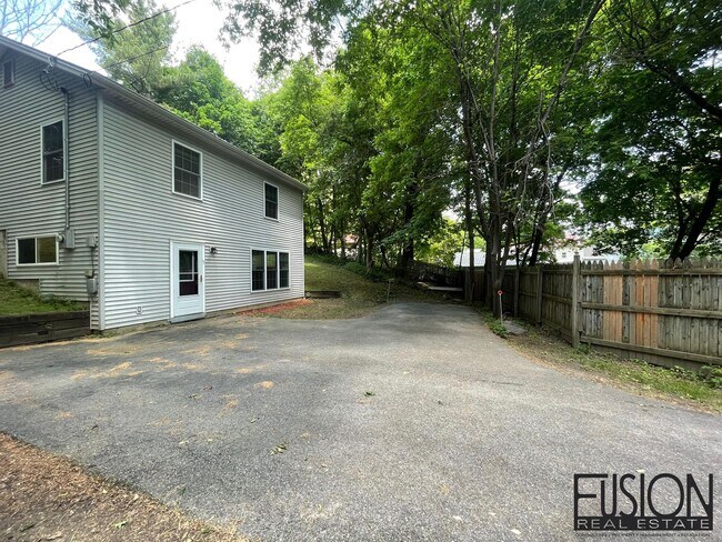 Foto del edificio - Peaceful Setback House in Essex Junction VT
