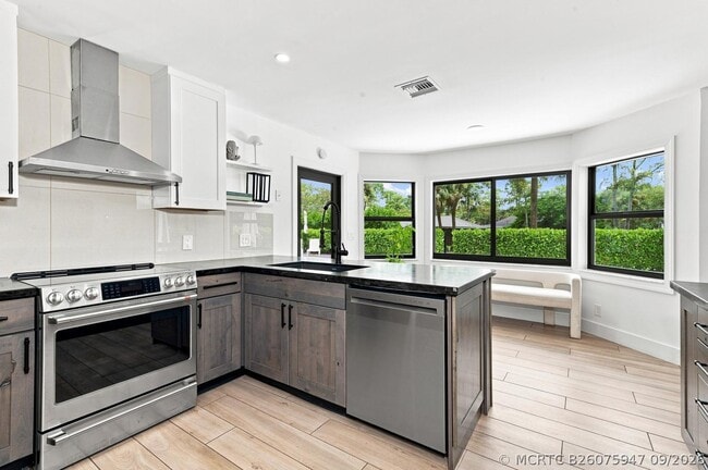 Building Photo - 14902 Paddock Dr