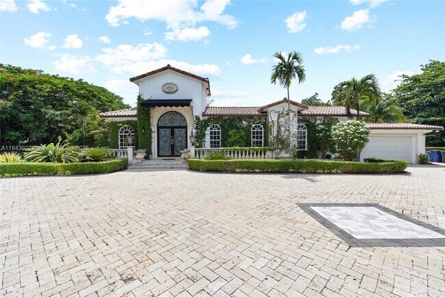 Foto del edificio - 12300 Old Cutler Rd