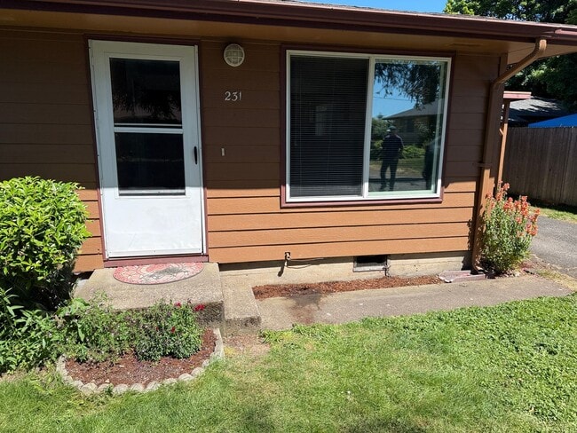 Building Photo - 1-bdroom, 1-bathroom duplex near Marie Jacob's Park!