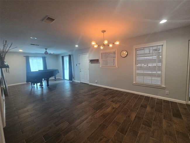 Building Photo - 1608 Sweetbriar Ave