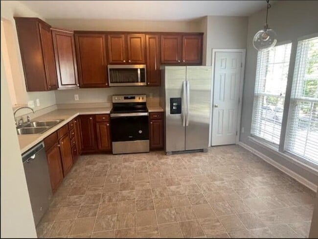 Building Photo - Blakeney Greens 3 bedrooms and 4 full bath...