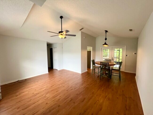 Foto del edificio - Beautiful 3 Bedroom, 2 Bath Home in Sanfor...