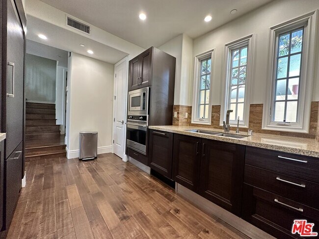 Building Photo - 941 11th St