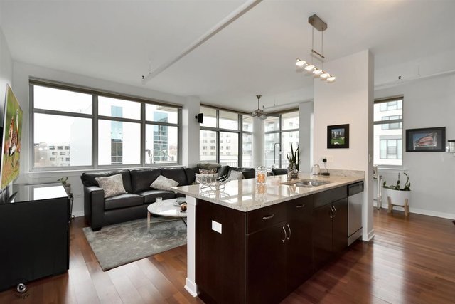 Foto del edificio - 511 W Division St