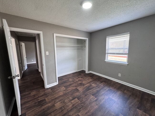 Building Photo - 1305 W 48th St