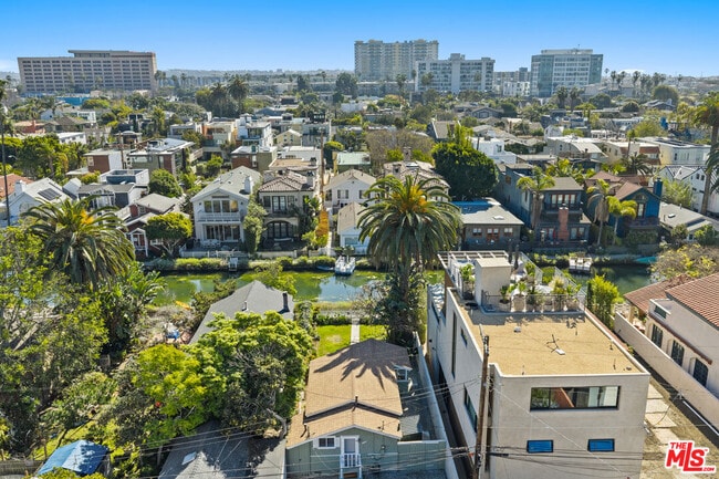 Building Photo - 439 Howland Canal