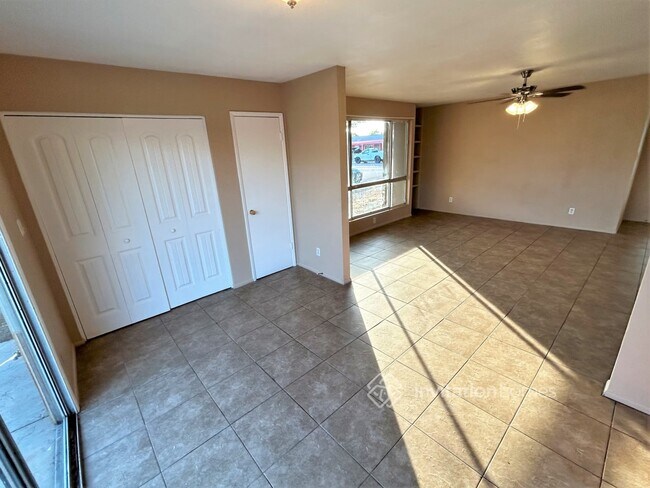 Foto del edificio - 7631 W Cheery Lynn Rd