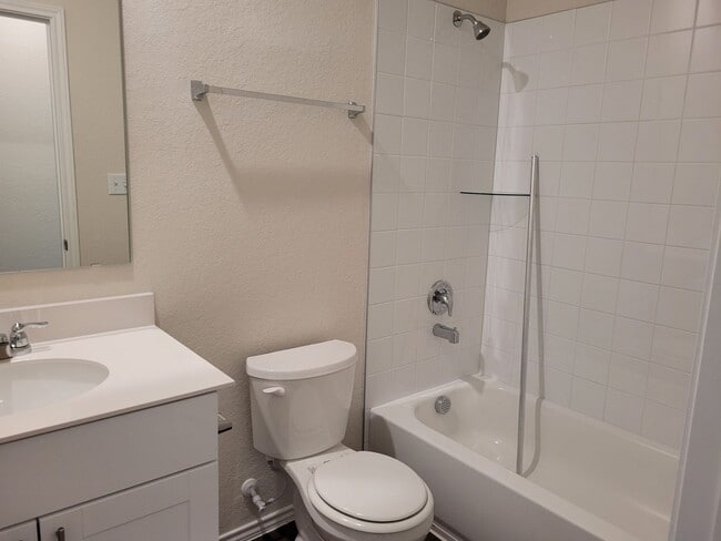 Building Photo - 3BD 2BA Overlook at Creekside Subdivision