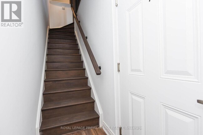 Building Photo - 40 Lunar Cres