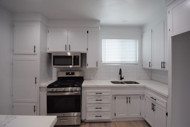 Building Photo - 5117 Laurel Canyon Blvd