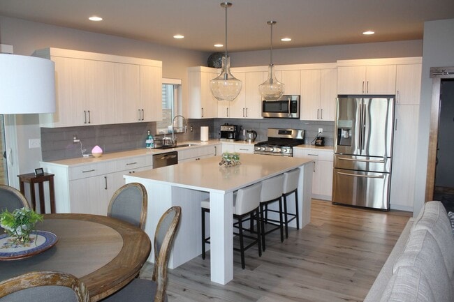 Building Photo - Stunning Fully Furnished Townhome with Lake Views