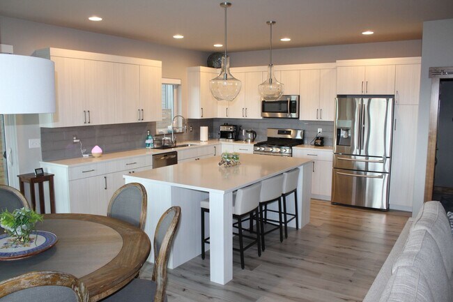 Foto del edificio - Stunning Fully Furnished Townhome with Lake Views