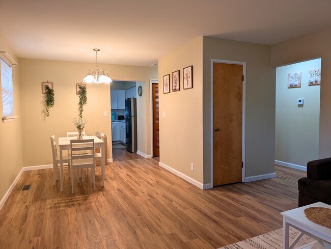 Building Photo - 5 Vandor Ct
