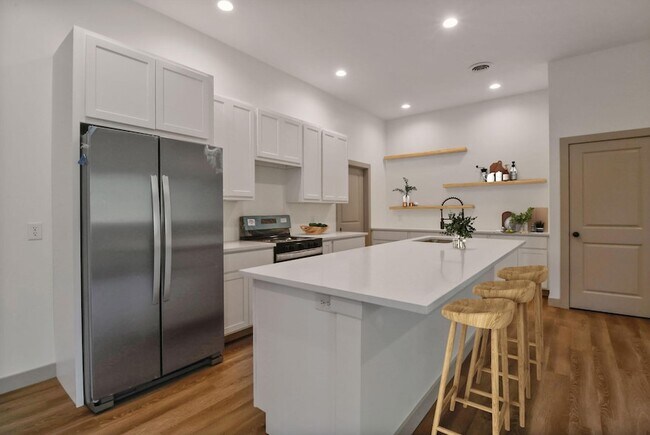 Foto del edificio - 410 Pine Lake Ave