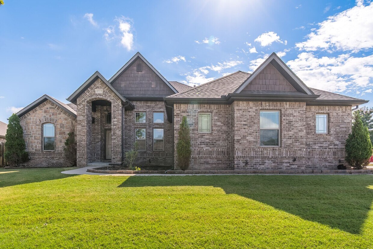 Primary Photo - Beautiful Luxury Home!