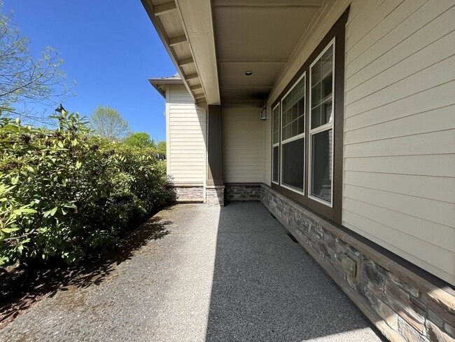 Foto del edificio - 3BD/3BA Bethany Home with Vaulted Ceilings, Stainless Appliances & Gas Fireplace