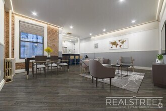 Building Photo - NEWLY RENOVATED 3 BED 2 BATH APT in Brookl...