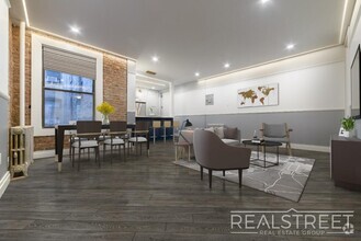 Building Photo - NEWLY RENOVATED 3 BED 2 BATH APT in Brookl...