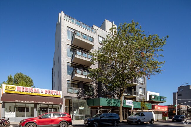 Building Photo - 572 5th Ave