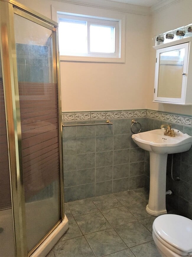 Building Photo - Mt. Washington house, 3 bedroom 2 1/2 bath house with great kitchen, yard, laundry May 1st