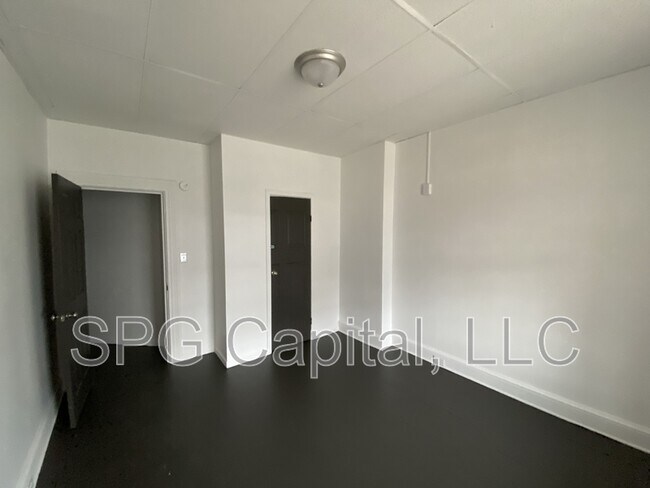 Building Photo - 254 Roosevelt Ave