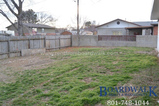 Building Photo - Awesome Sandy 5 Bed 2 Bath House!