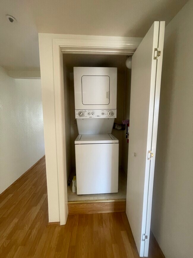 Lavadora y secadora en la unidad. - 1026 San Luis Cir