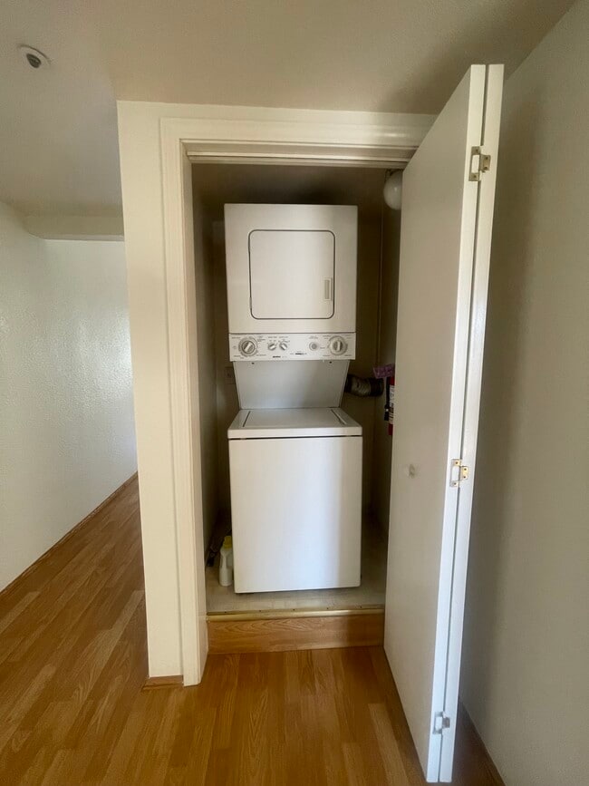Washer and dryer in the unit - 1026 San Luis Cir