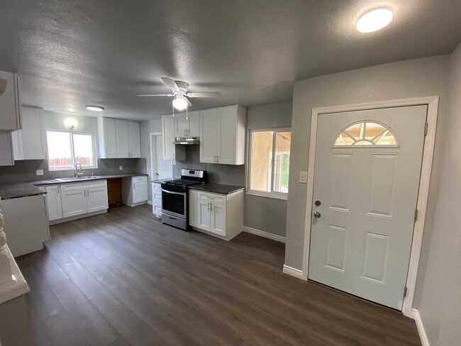 Building Photo - Updated North West Visalia Available Now!