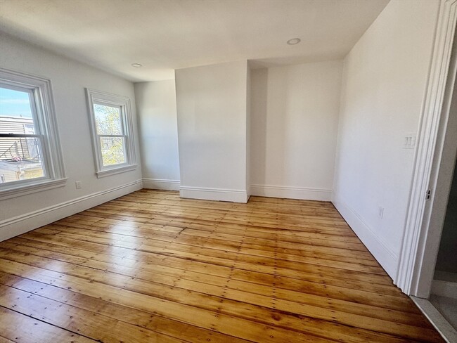 Building Photo - 49 Elm St