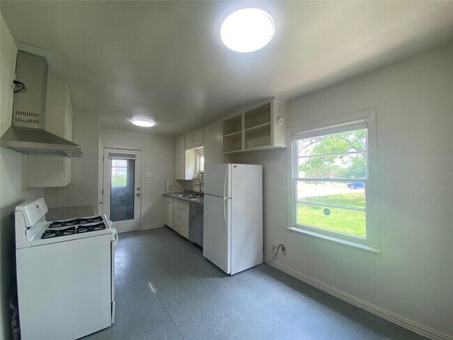 Building Photo - 1609 Matthews Ln