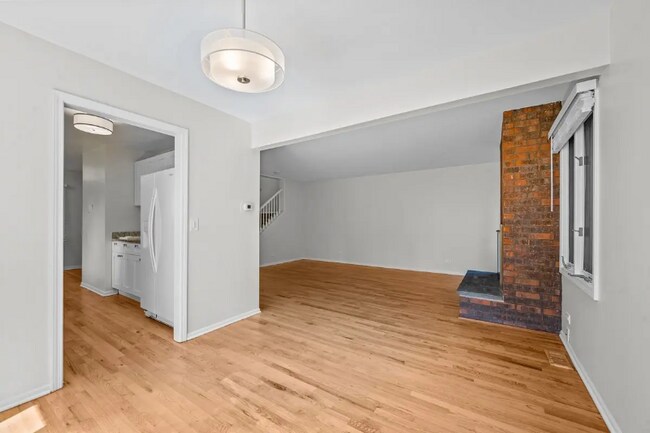 Building Photo - 2500-2502 Green Bay Rd