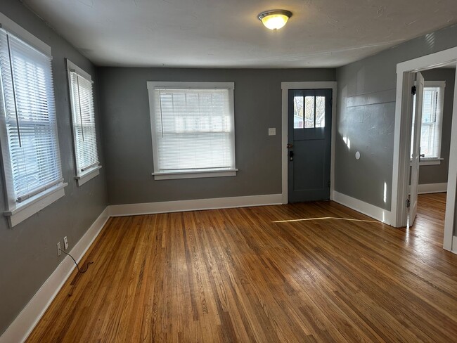 Building Photo - HALF OFF MARCH: Adorable 4 Bedroom UTILITIES INCLUDED!