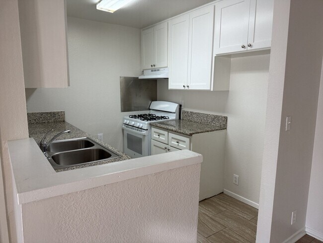 Foto del edificio - 13610 Vanowen St