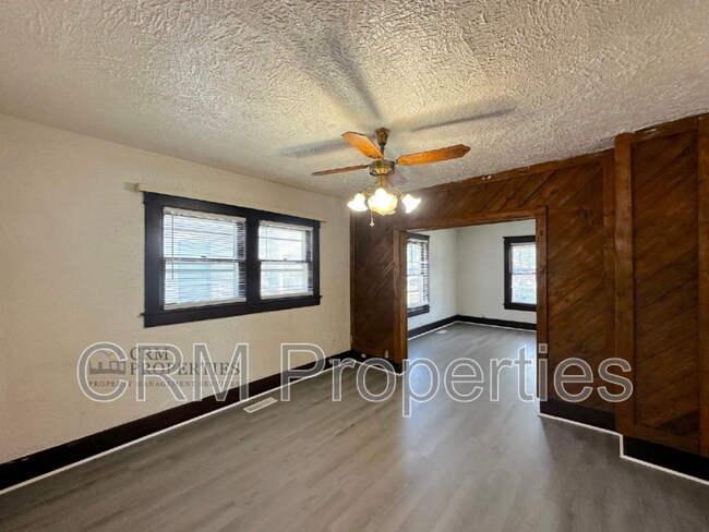 Building Photo - 1725 S Market St