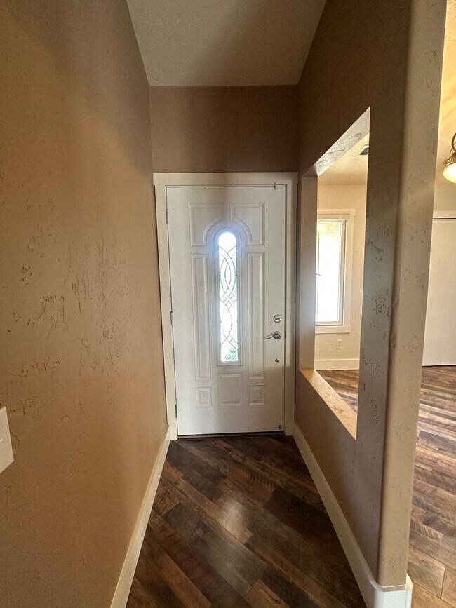 Foto del edificio - Charming 3 bedroom 2 bathroom home located...