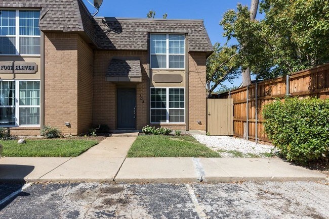 Building Photo - 411 S Dooley St