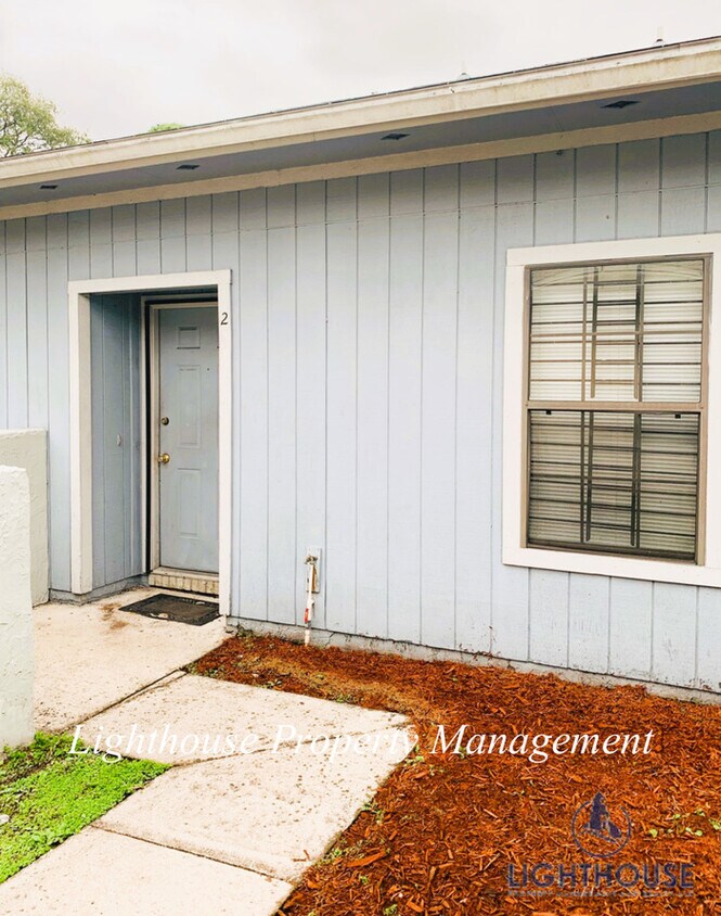 Foto principal - Renovated 2 Bed/2 Bath Single Story Townho...