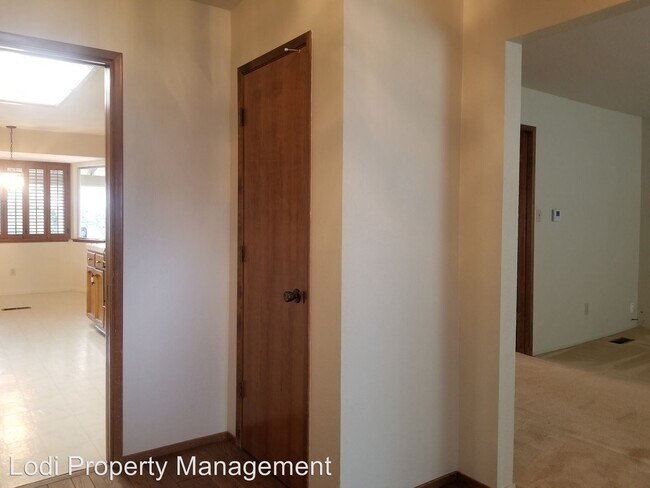 Building Photo - 3 br, 2 bath House - 1123 Devine Drive