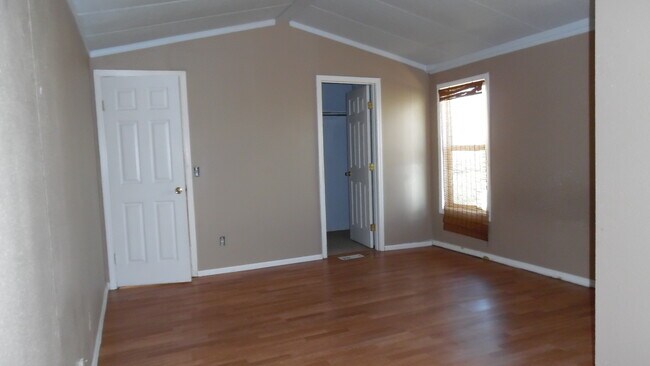 Building Photo - 9885 N Log Rd