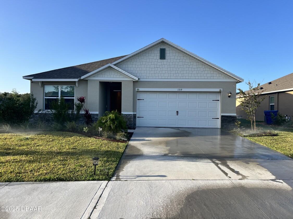 Foto principal - 1319 Middle Lk Dr