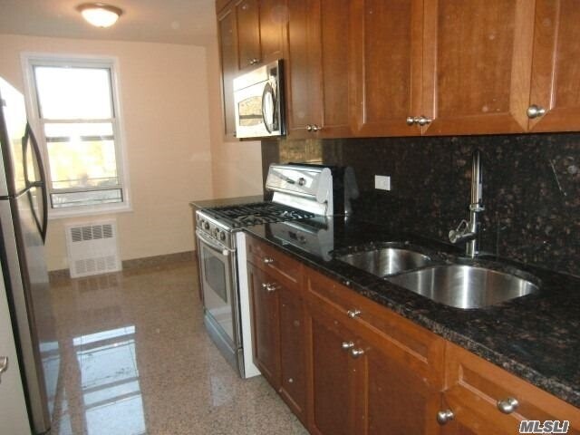 Foto del edificio - 241-20 Northern Blvd
